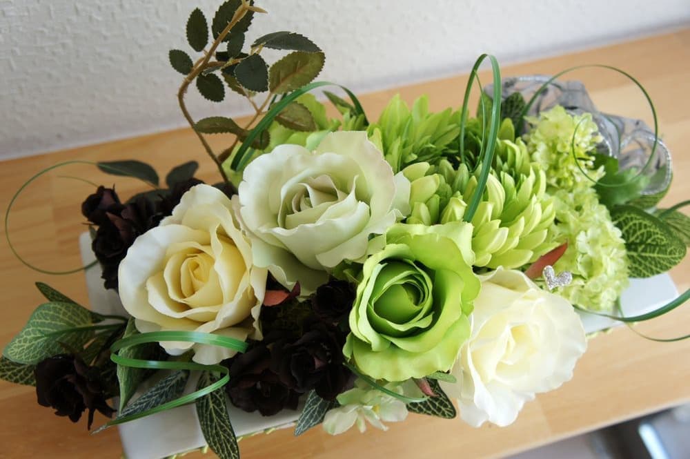 テーブル花　高級造花専門店アンクラフトは１級フラワー装飾技能士がアーティフィシャルフラワー（造花）を使用し、ご希望のアレンジメント、髪飾り、ブーケをオーダーメイドで制作致します。結婚記念日やお見舞いの花、花言葉に合わせたお花の贈り物や開店花、待合室用、応接用花、個性的な髪飾りや派手な花、大人可愛い、おしゃれなバラなどどんなオーダーでもお気軽にお問い合わせください。大阪、兵庫県、関西からアクセスが簡単。