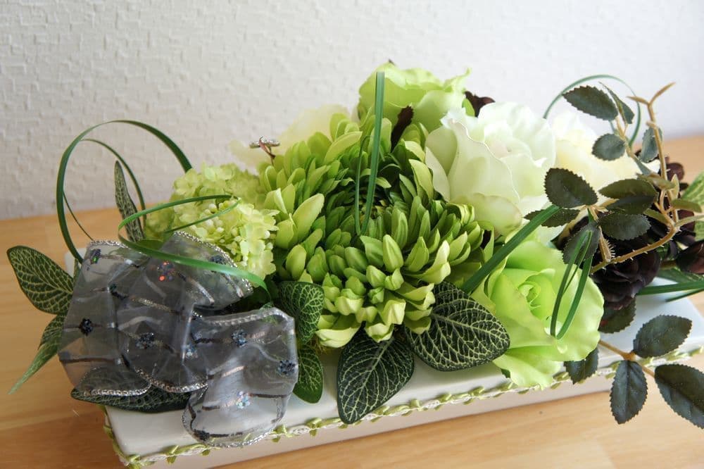 テーブル花　高級造花専門店アンクラフトは１級フラワー装飾技能士がアーティフィシャルフラワー（造花）を使用し、ご希望のアレンジメント、髪飾り、ブーケをオーダーメイドで制作致します。結婚記念日やお見舞いの花、花言葉に合わせたお花の贈り物や開店花、待合室用、応接用花、個性的な髪飾りや派手な花、大人可愛い、おしゃれなバラなどどんなオーダーでもお気軽にお問い合わせください。大阪、兵庫県、関西からアクセスが簡単。