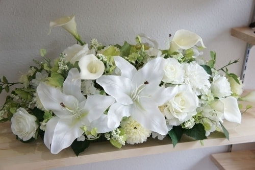 テーブル花・中　高級造花専門店アンクラフトは１級フラワー装飾技能士がアーティフィシャルフラワー（造花）を使用し、ご希望のアレンジメント、髪飾り、ブーケをオーダーメイドで制作致します。結婚記念日やお見舞いの花、花言葉に合わせたお花の贈り物や開店花、待合室用、応接用花、個性的な髪飾りや派手な花、大人可愛い、おしゃれなバラなどどんなオーダーでもお気軽にお問い合わせください。大阪、兵庫県、関西からアクセスが簡単。