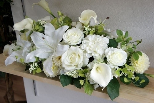 テーブル花・中　高級造花専門店アンクラフトは１級フラワー装飾技能士がアーティフィシャルフラワー（造花）を使用し、ご希望のアレンジメント、髪飾り、ブーケをオーダーメイドで制作致します。結婚記念日やお見舞いの花、花言葉に合わせたお花の贈り物や開店花、待合室用、応接用花、個性的な髪飾りや派手な花、大人可愛い、おしゃれなバラなどどんなオーダーでもお気軽にお問い合わせください。大阪、兵庫県、関西からアクセスが簡単。