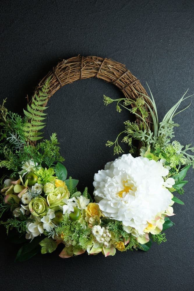 楕円形リース　高級造花専門店アンクラフトは１級フラワー装飾技能士がアーティフィシャルフラワー（造花）を使用し、ご希望のアレンジメント、髪飾り、ブーケをオーダーメイドで制作致します。結婚記念日やお見舞いの花、花言葉に合わせたお花の贈り物や開店花、待合室用、応接用花、個性的な髪飾りや派手な花、大人可愛い、おしゃれなバラなどどんなオーダーでもお気軽にお問い合わせください。大阪、兵庫県、関西からアクセスが簡単。