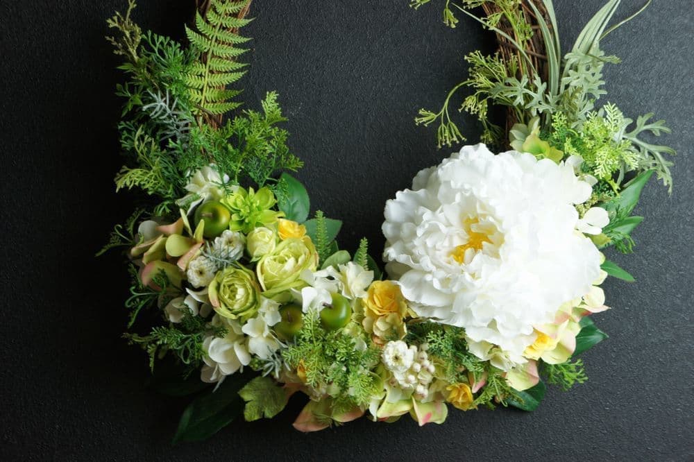 楕円形リース　高級造花専門店アンクラフトは１級フラワー装飾技能士がアーティフィシャルフラワー（造花）を使用し、ご希望のアレンジメント、髪飾り、ブーケをオーダーメイドで制作致します。結婚記念日やお見舞いの花、花言葉に合わせたお花の贈り物や開店花、待合室用、応接用花、個性的な髪飾りや派手な花、大人可愛い、おしゃれなバラなどどんなオーダーでもお気軽にお問い合わせください。大阪、兵庫県、関西からアクセスが簡単。