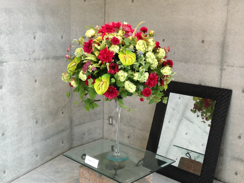 エントランス花　高級造花専門店アンクラフトは１級フラワー装飾技能士がアーティフィシャルフラワー（造花）を使用し、ご希望のアレンジメント、髪飾り、ブーケをオーダーメイドで制作致します。結婚記念日やお見舞いの花、花言葉に合わせたお花の贈り物や開店花、待合室用、応接用花、個性的な髪飾りや派手な花、大人可愛い、おしゃれなバラなどどんなオーダーでもお気軽にお問い合わせください。大阪、兵庫県、関西からアクセスが簡単。