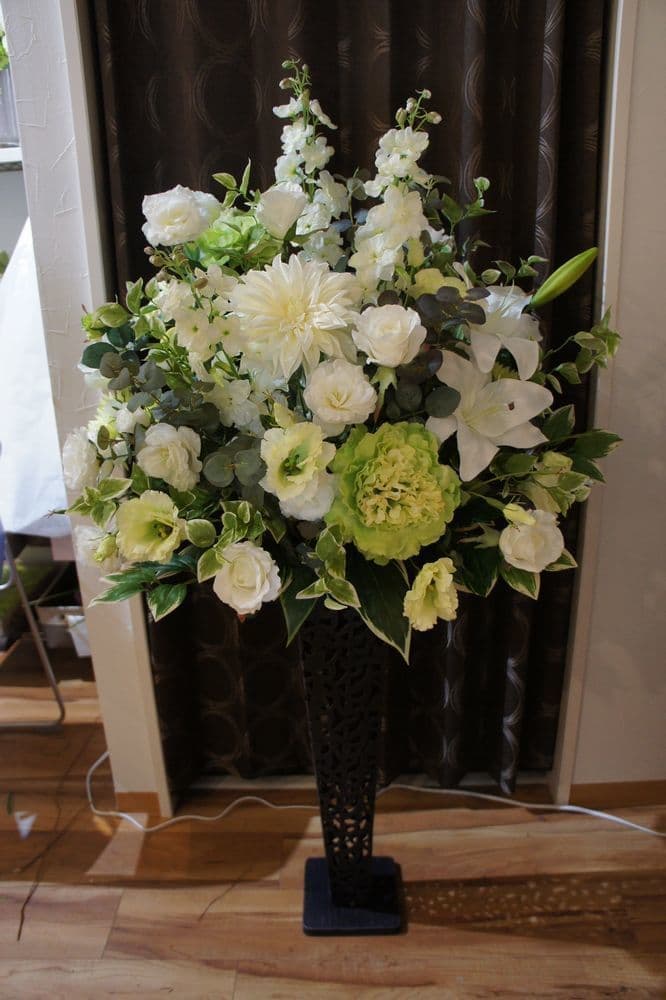 エントランス花　高級造花専門店アンクラフトは１級フラワー装飾技能士がアーティフィシャルフラワー（造花）を使用し、ご希望のアレンジメント、髪飾り、ブーケをオーダーメイドで制作致します。結婚記念日やお見舞いの花、花言葉に合わせたお花の贈り物や開店花、待合室用、応接用花、個性的な髪飾りや派手な花、大人可愛い、おしゃれなバラなどどんなオーダーでもお気軽にお問い合わせください。大阪、兵庫県、関西からアクセスが簡単。