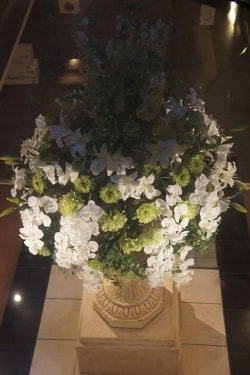 エントランス花　高級造花専門店アンクラフトは１級フラワー装飾技能士がアーティフィシャルフラワー（造花）を使用し、ご希望のアレンジメント、髪飾り、ブーケをオーダーメイドで制作致します。結婚記念日やお見舞いの花、花言葉に合わせたお花の贈り物や開店花、待合室用、応接用花、個性的な髪飾りや派手な花、大人可愛い、おしゃれなバラなどどんなオーダーでもお気軽にお問い合わせください。大阪、兵庫県、関西からアクセスが簡単。