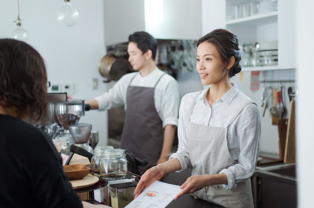 店舗の空間に馴染む造花の装飾