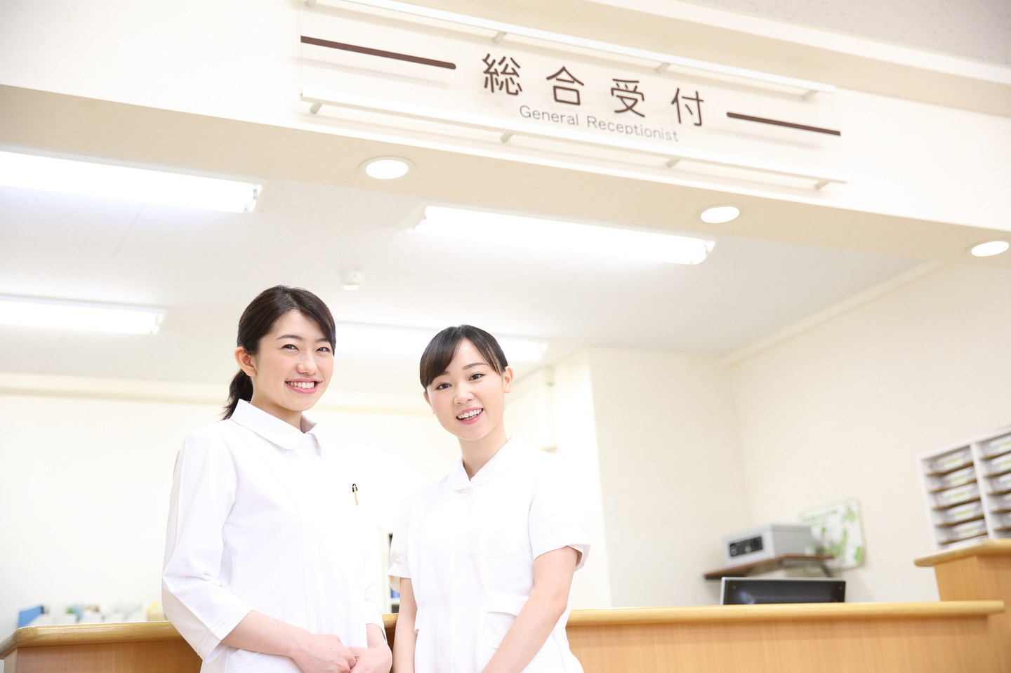 クリニックの空間に馴染む造花の装飾