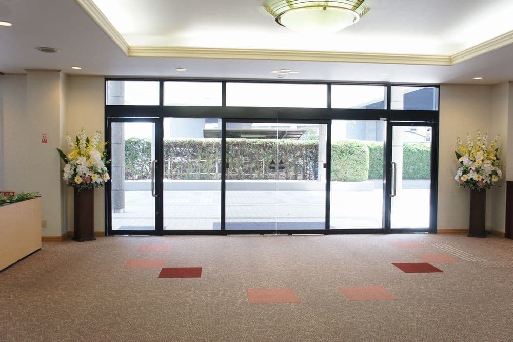 正面玄関のお花　オーダーメイド　高級造花専門店アンクラフトは１級フラワー装飾技能士がアーティフィシャルフラワー（造花）でアレンジメント、成人式髪飾り、花の資材・材料を取り揃えオーダーメイドで制作造花販売店。結婚記念日やお見舞い、花言葉に合わせた贈り物や開店花、待合室用、応接用花、個性的、大人可愛い等、お悩みの方はお問い合わせください。阪神電車、鳴尾・武庫川女子大駅。大阪、兵庫県、関西、西宮の隠れ家地下１階店舗です。