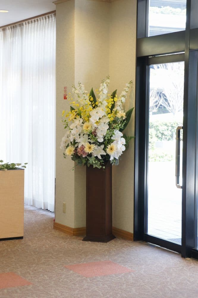 高級造花専門店アンクラフトは１級フラワー装飾技能士がアーティフィシャルフラワー（造花）でアレンジメント、成人式髪飾り、花の資材・材料を取り揃えオーダーメイドで制作造花販売店。結婚記念日やお見舞い、花言葉に合わせた贈り物や開店花、待合室用、応接用花、個性的、大人可愛い等、お悩みの方はお問い合わせください。阪神電車、鳴尾・武庫川女子大駅。大阪、兵庫県、関西、西宮の隠れ家地下１階店舗です。