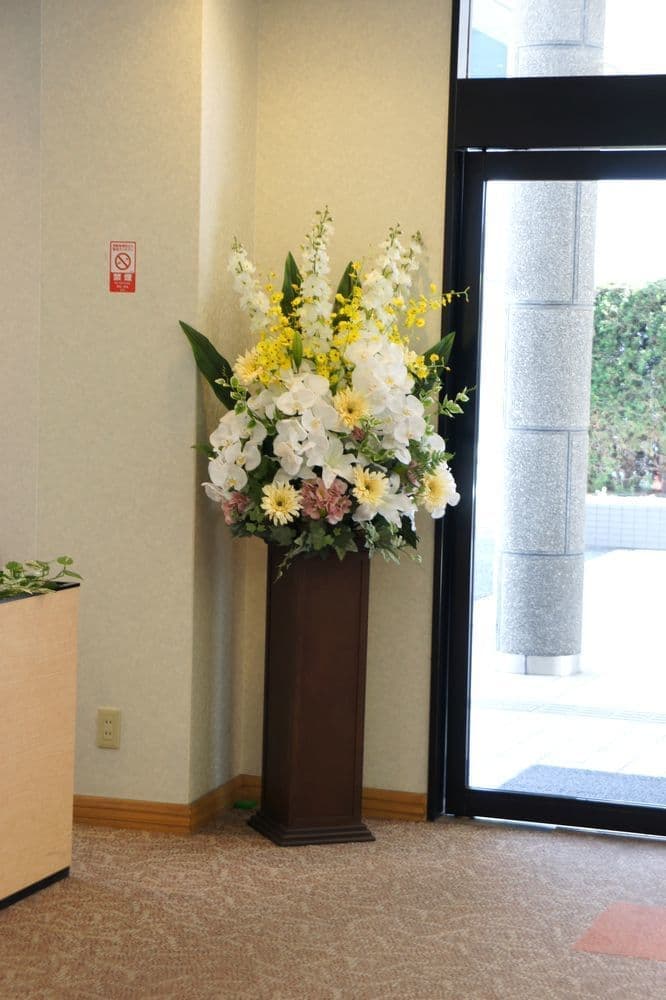 高級造花専門店アンクラフトは１級フラワー装飾技能士がアーティフィシャルフラワー（造花）でアレンジメント、成人式髪飾り、花の資材・材料を取り揃えオーダーメイドで制作造花販売店。結婚記念日やお見舞い、花言葉に合わせた贈り物や開店花、待合室用、応接用花、個性的、大人可愛い等、お悩みの方はお問い合わせください。阪神電車、鳴尾・武庫川女子大駅。大阪、兵庫県、関西、西宮の隠れ家地下１階店舗です。