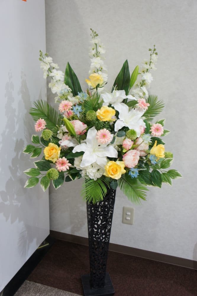 高級造花専門店アンクラフトは１級フラワー装飾技能士がアーティフィシャルフラワー（造花）でアレンジメント、成人式髪飾り、花の資材・材料を取り揃えオーダーメイドで制作造花販売店。結婚記念日やお見舞い、花言葉に合わせた贈り物や開店花、待合室用、応接用花、個性的、大人可愛い等、お悩みの方はお問い合わせください。阪神電車、鳴尾・武庫川女子大駅。大阪、兵庫県、関西、西宮の隠れ家地下１階店舗です。