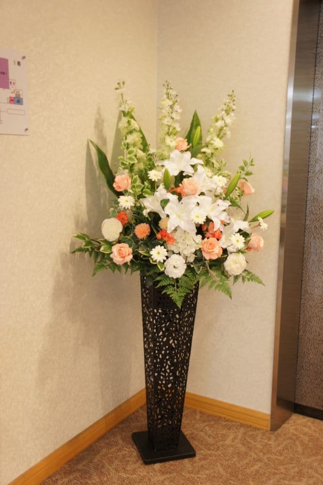 高級造花専門店アンクラフトは１級フラワー装飾技能士がアーティフィシャルフラワー（造花）でアレンジメント、成人式髪飾り、花の資材・材料を取り揃えオーダーメイドで制作造花販売店。結婚記念日やお見舞い、花言葉に合わせた贈り物や開店花、待合室用、応接用花、個性的、大人可愛い等、お悩みの方はお問い合わせください。阪神電車、鳴尾・武庫川女子大駅。大阪、兵庫県、関西、西宮の隠れ家地下１階店舗です。