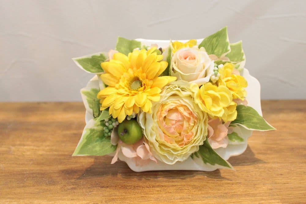 高級造花専門店アンクラフトは１級フラワー装飾技能士がアーティフィシャルフラワー（造花）でアレンジメント、成人式髪飾り、花の資材・材料を取り揃えオーダーメイドで制作造花販売店。結婚記念日やお見舞い、花言葉に合わせた贈り物や開店花、待合室用、応接用花、個性的、大人可愛い等、お悩みの方はお問い合わせください。阪神電車、鳴尾・武庫川女子大駅。大阪、兵庫県、関西、西宮の隠れ家地下１階店舗です。