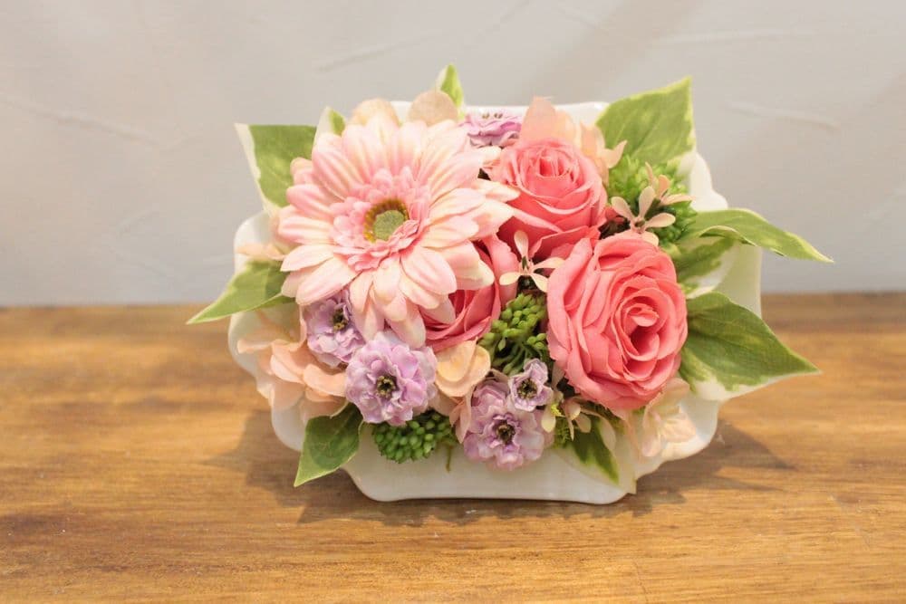 高級造花専門店アンクラフトは１級フラワー装飾技能士がアーティフィシャルフラワー（造花）でアレンジメント、成人式髪飾り、花の資材・材料を取り揃えオーダーメイドで制作造花販売店。結婚記念日やお見舞い、花言葉に合わせた贈り物や開店花、待合室用、応接用花、個性的、大人可愛い等、お悩みの方はお問い合わせください。阪神電車、鳴尾・武庫川女子大駅。大阪、兵庫県、関西、西宮の隠れ家地下１階店舗です。