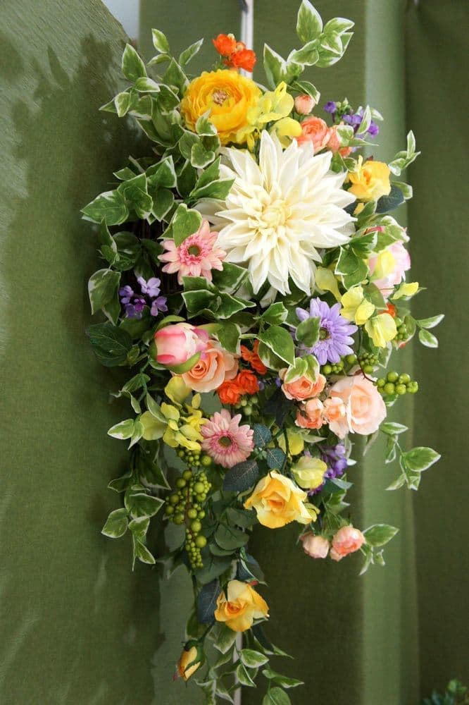 高級造花専門店アンクラフトは１級フラワー装飾技能士がアーティフィシャルフラワー（造花）でアレンジメント、成人式髪飾り、花の資材・材料を取り揃えオーダーメイドで制作造花販売店。結婚記念日やお見舞い、花言葉に合わせた贈り物や開店花、待合室用、応接用花、個性的、大人可愛い等、お悩みの方はお問い合わせください。阪神電車、鳴尾・武庫川女子大駅。大阪、兵庫県、関西、西宮の隠れ家地下１階店舗です。