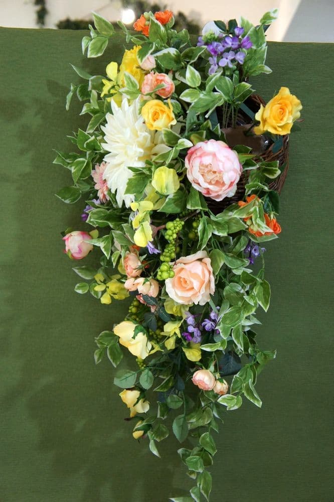 高級造花専門店アンクラフトは１級フラワー装飾技能士がアーティフィシャルフラワー（造花）でアレンジメント、成人式髪飾り、花の資材・材料を取り揃えオーダーメイドで制作造花販売店。結婚記念日やお見舞い、花言葉に合わせた贈り物や開店花、待合室用、応接用花、個性的、大人可愛い等、お悩みの方はお問い合わせください。阪神電車、鳴尾・武庫川女子大駅。大阪、兵庫県、関西、西宮の隠れ家地下１階店舗です。