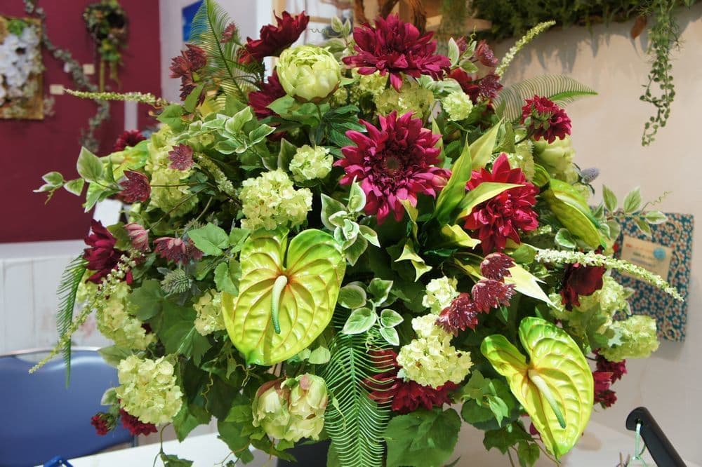 製作途中　高級造花専門店アンクラフトは１級フラワー装飾技能士がアーティフィシャルフラワー（造花）でアレンジメント、成人式髪飾り、花の資材・材料を取り揃えオーダーメイドで制作造花販売店。結婚記念日やお見舞い、花言葉に合わせた贈り物や開店花、待合室用、応接用花、個性的、大人可愛い等、お悩みの方はお問い合わせください。阪神電車、鳴尾・武庫川女子大駅。大阪、兵庫県、関西、西宮の隠れ家地下１階店舗です。