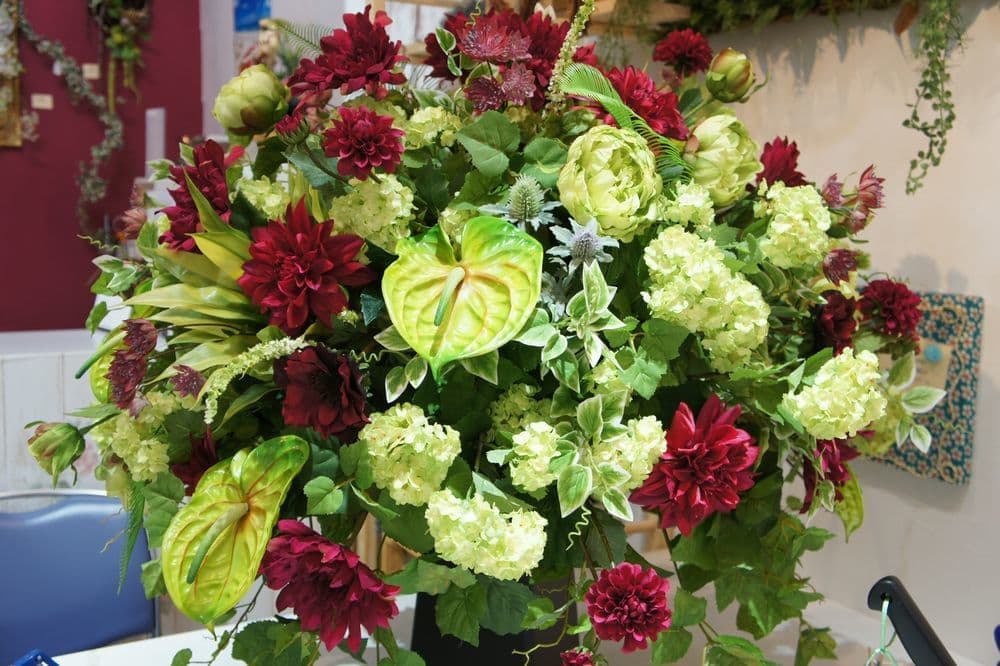 製作途中　高級造花専門店アンクラフトは１級フラワー装飾技能士がアーティフィシャルフラワー（造花）でアレンジメント、成人式髪飾り、花の資材・材料を取り揃えオーダーメイドで制作造花販売店。結婚記念日やお見舞い、花言葉に合わせた贈り物や開店花、待合室用、応接用花、個性的、大人可愛い等、お悩みの方はお問い合わせください。阪神電車、鳴尾・武庫川女子大駅。大阪、兵庫県、関西、西宮の隠れ家地下１階店舗です。