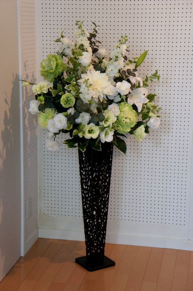 高級造花専門店アンクラフトは１級フラワー装飾技能士がアーティフィシャルフラワー（造花）でアレンジメント、成人式髪飾り、花の資材・材料を取り揃えオーダーメイドで制作造花販売店。結婚記念日やお見舞い、花言葉に合わせた贈り物や開店花、待合室用、応接用花、個性的、大人可愛い等、お悩みの方はお問い合わせください。阪神電車、鳴尾・武庫川女子大駅。大阪、兵庫県、関西、西宮の隠れ家地下１階店舗です。