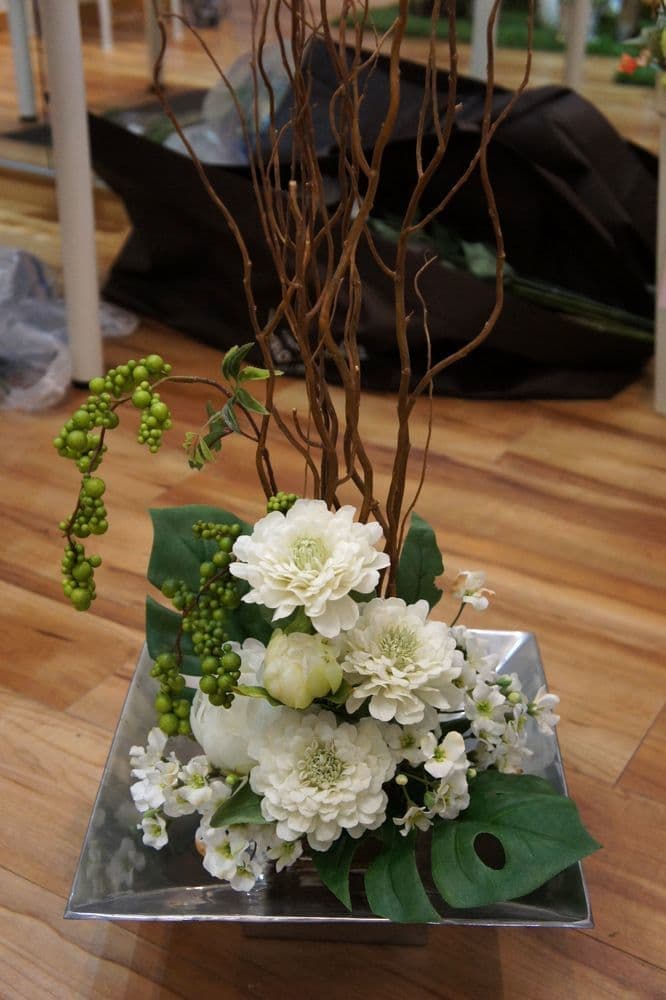 高級造花専門店アンクラフトは１級フラワー装飾技能士がアーティフィシャルフラワー（造花）でアレンジメント、成人式髪飾り、花の資材・材料を取り揃えオーダーメイドで制作造花販売店。結婚記念日やお見舞い、花言葉に合わせた贈り物や開店花、待合室用、応接用花、個性的、大人可愛い等、お悩みの方はお問い合わせください。阪神電車、鳴尾・武庫川女子大駅。大阪、兵庫県、関西、西宮の隠れ家地下１階店舗です。