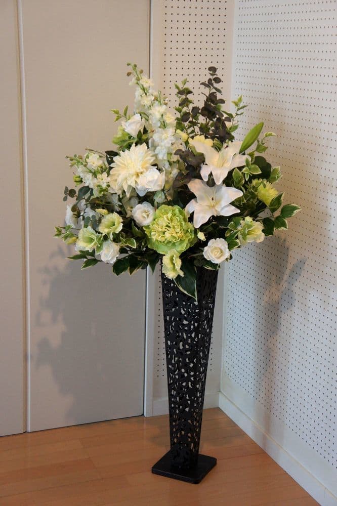 高級造花専門店アンクラフトは１級フラワー装飾技能士がアーティフィシャルフラワー（造花）でアレンジメント、成人式髪飾り、花の資材・材料を取り揃えオーダーメイドで制作造花販売店。結婚記念日やお見舞い、花言葉に合わせた贈り物や開店花、待合室用、応接用花、個性的、大人可愛い等、お悩みの方はお問い合わせください。阪神電車、鳴尾・武庫川女子大駅。大阪、兵庫県、関西、西宮の隠れ家地下１階店舗です。