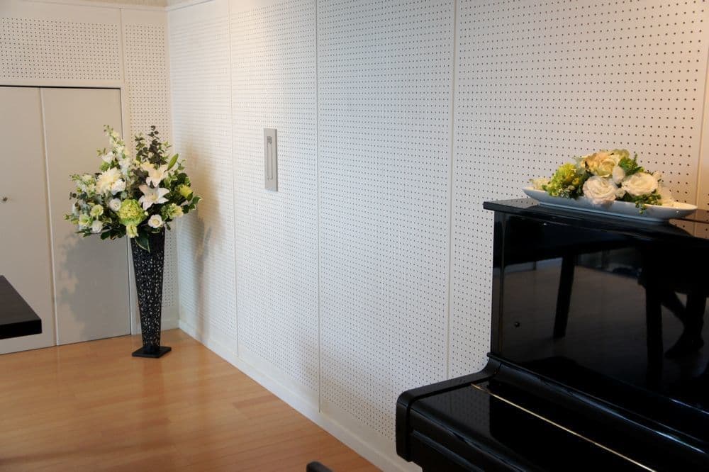 高級造花専門店アンクラフトは１級フラワー装飾技能士がアーティフィシャルフラワー（造花）でアレンジメント、成人式髪飾り、花の資材・材料を取り揃えオーダーメイドで制作造花販売店。結婚記念日やお見舞い、花言葉に合わせた贈り物や開店花、待合室用、応接用花、個性的、大人可愛い等、お悩みの方はお問い合わせください。阪神電車、鳴尾・武庫川女子大駅。大阪、兵庫県、関西、西宮の隠れ家地下１階店舗です。