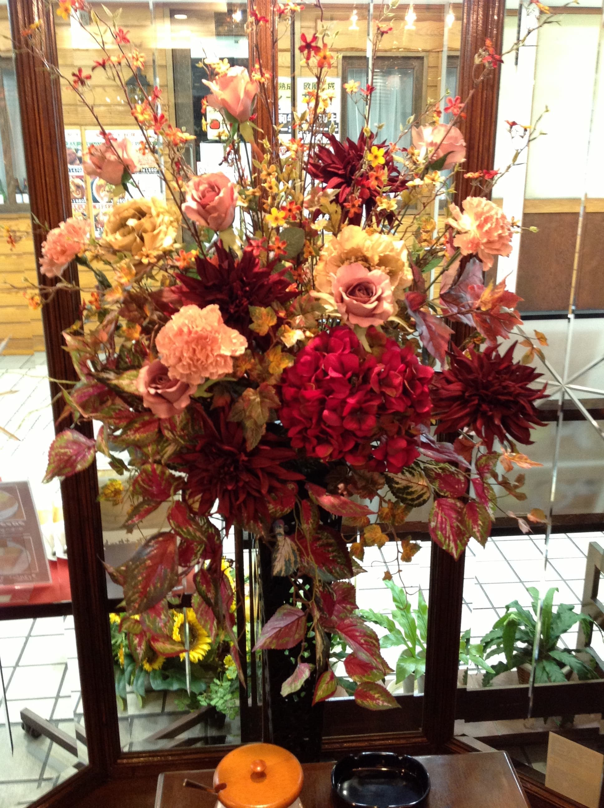 高級造花専門店アンクラフトは１級フラワー装飾技能士がアーティフィシャルフラワー（造花）でアレンジメント、成人式髪飾り、花の資材・材料を取り揃えオーダーメイドで制作造花販売店。結婚記念日やお見舞い、花言葉に合わせた贈り物や開店花、待合室用、応接用花、個性的、大人可愛い等、お悩みの方はお問い合わせください。阪神電車、鳴尾・武庫川女子大駅。大阪、兵庫県、関西、西宮の隠れ家地下１階店舗です。