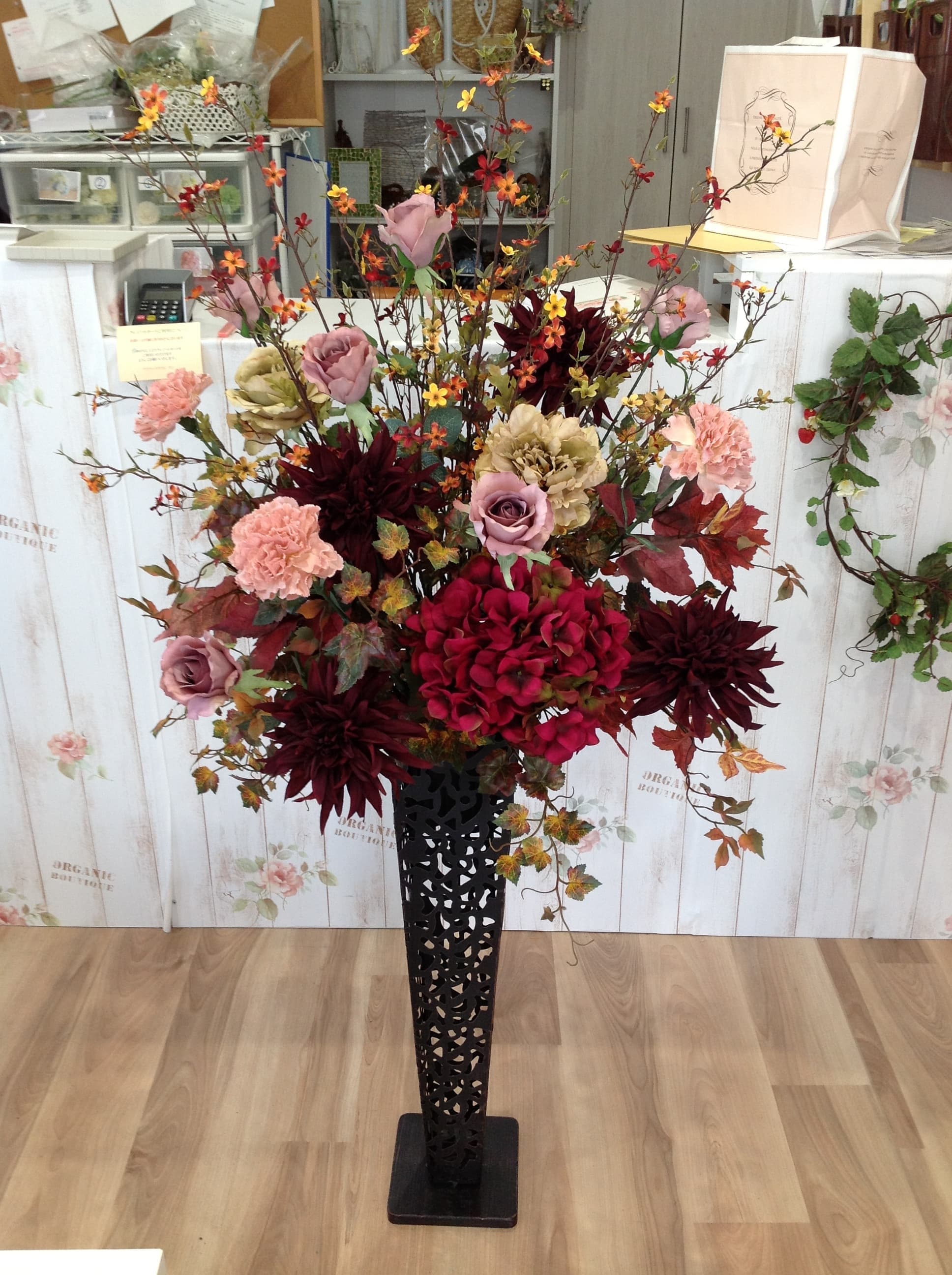 高級造花専門店アンクラフトは１級フラワー装飾技能士がアーティフィシャルフラワー（造花）でアレンジメント、成人式髪飾り、花の資材・材料を取り揃えオーダーメイドで制作造花販売店。結婚記念日やお見舞い、花言葉に合わせた贈り物や開店花、待合室用、応接用花、個性的、大人可愛い等、お悩みの方はお問い合わせください。阪神電車、鳴尾・武庫川女子大駅。大阪、兵庫県、関西、西宮の隠れ家地下１階店舗です。