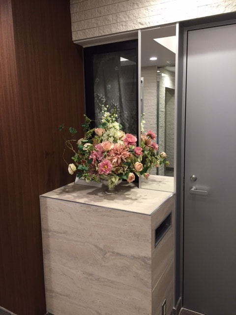 高級造花専門店アンクラフトは１級フラワー装飾技能士がアーティフィシャルフラワー（造花）でアレンジメント、成人式髪飾り、花の資材・材料を取り揃えオーダーメイドで制作造花販売店。結婚記念日やお見舞い、花言葉に合わせた贈り物や開店花、待合室用、応接用花、個性的、大人可愛い等、お悩みの方はお問い合わせください。阪神電車、鳴尾・武庫川女子大駅。大阪、兵庫県、関西、西宮の隠れ家地下１階店舗です。