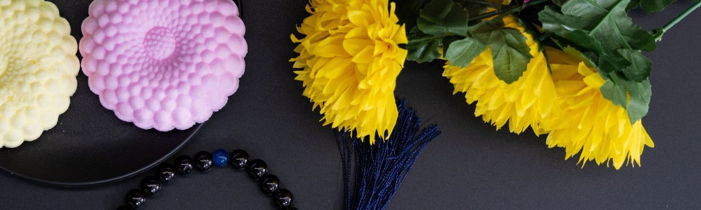 造花のお供え花・仏花・墓花。寺院や法人・店舗様向けのお供え花をご用意。サンプルを持参し伺います。相談は無料。兵庫県西宮市に店舗があり関西圏内に伺います。お見積もり無料。お寺様にも造花のお供え花オーダーメイドでご用意いたします。サイズは本堂に合わせて制作。菊花もご覧いただきカスタマイズできます。菊だけでなくリンドウ・高野槇・榊・三宝荒神松も取り扱い、豊富な種類を取り揃えております。